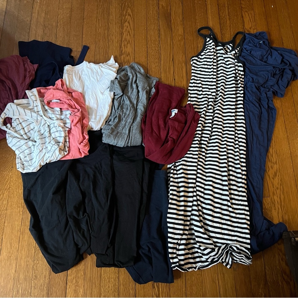 Small maternity clothing bundle